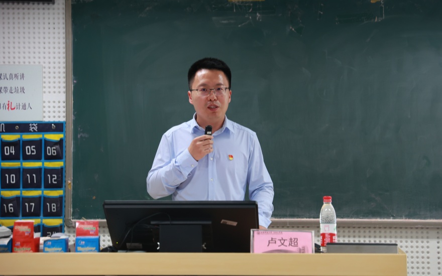 d5acbe77b4ad15651ea1c164177e5faf.jpg 卢老师.jpg